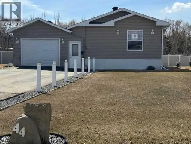 44, 15 Mackenzie Ranch Way, Lacombe, Alberta T4L0B4