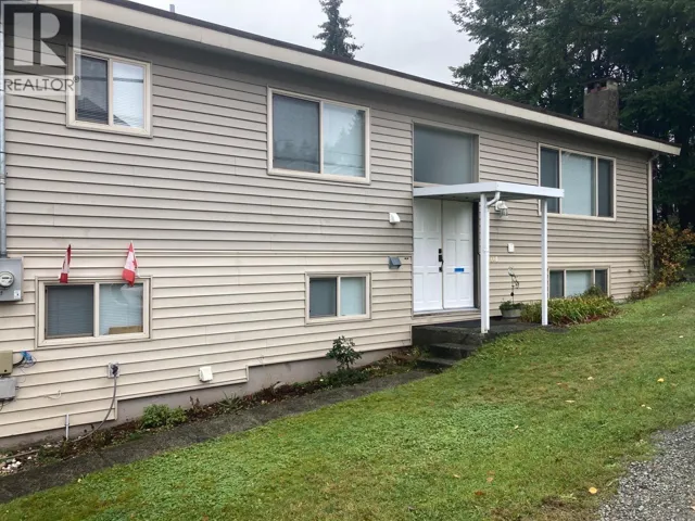 UPPER 5704 DUNDAS STREET, Burnaby, British Columbia V5B1B5