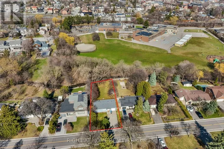 15 PIONEER DRIVE, Mississauga (Streetsville), Ontario L5M1G8