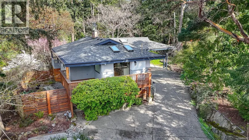 2660 MacDonald Dr E, Saanich, British Columbia V8N1X9