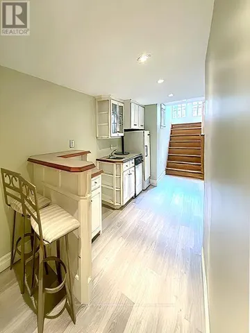 MAIN + LOWER - 21 MELGUND ROAD, Toronto (Casa Loma), Ontario M5R1Z9