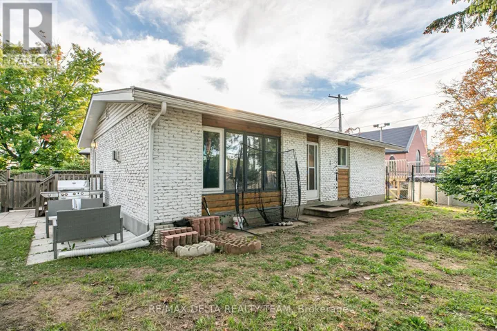 2465 TUPPER AVENUE, Ottawa, Ontario K1G1G6
