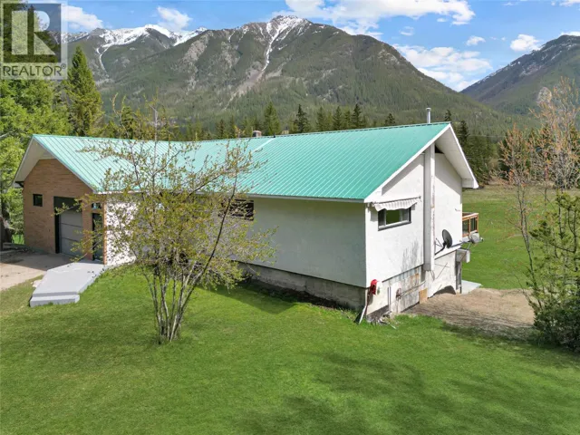 3526 Island Pond Road, Skookumchuck, British Columbia V0B2E0
