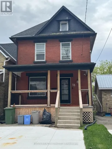 UPPER - 11 FOREST AVENUE, St. Thomas, Ontario N5R2J1