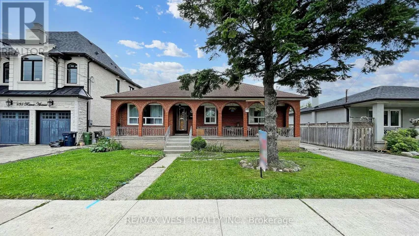 MAIN FLOOR - 139 RANEE AVENUE, Toronto (Englemount-Lawrence), Ontario M6A1N3