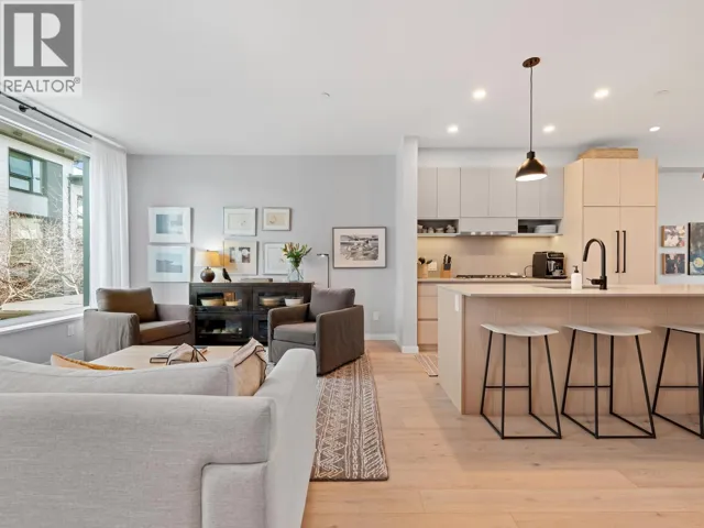 31 528 E 2ND STREET, North Vancouver, British Columbia V7L0G8