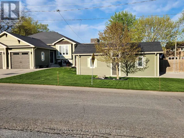 136 MAPLE LANE, Tillsonburg, Ontario N4G2Y9