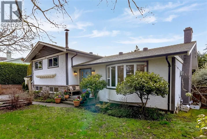 1117 Clarke Rd, Central Saanich, British Columbia V8M1E2