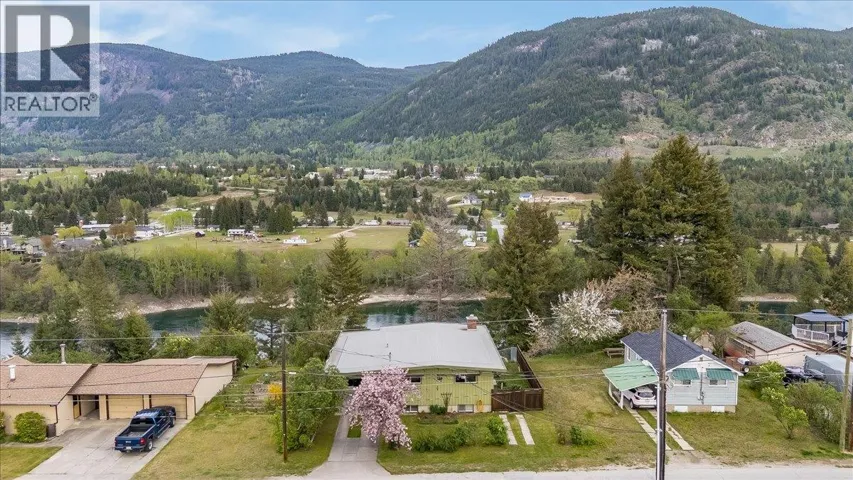 2641 4TH Avenue, Castlegar, British Columbia V1N2S1