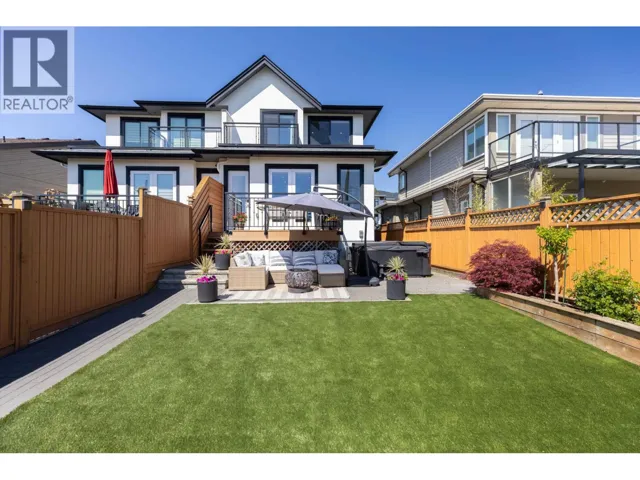 215 E 22ND STREET, North Vancouver, British Columbia V7L3C5