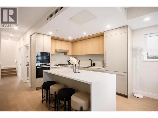 2 128 W WOODSTOCK AVENUE, Vancouver, British Columbia V5Y2S2