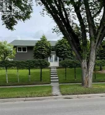 4928 40 Avenue NW, Calgary, Alberta T3A0X2