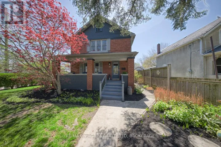 18 MAPLECREST AVENUE, St. Catharines (Burleigh Hill), Ontario L2T1A8
