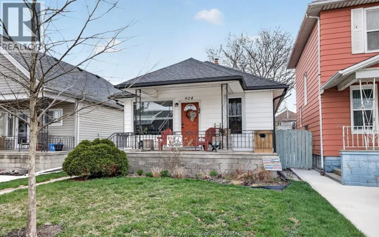 924 MARENTETTE AVENUE, Windsor, Ontario N9A2A3
