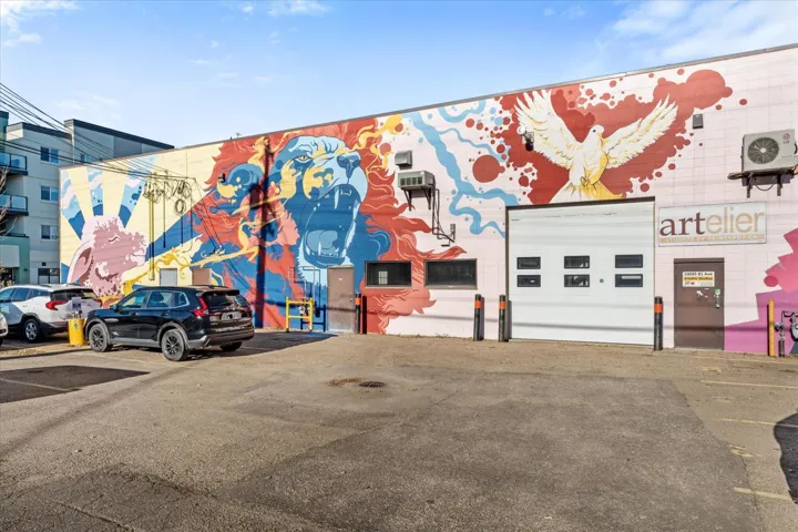 back office, 10047 81 Ave NW, Edmonton, Alberta T6E1W7