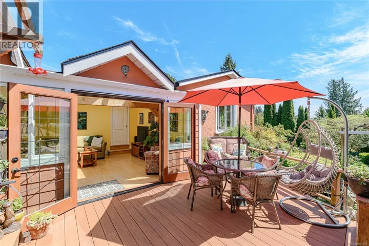 987 McBriar Ave, Saanich, British Columbia V8X3M3