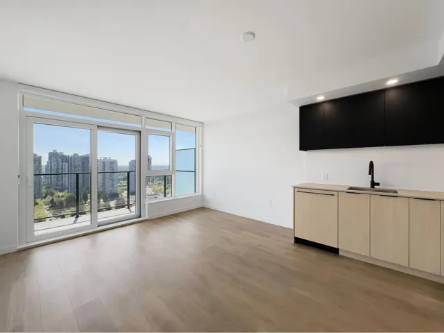 29XX 13738 CENTRAL AVENUE, Surrey, British Columbia V3T0X5