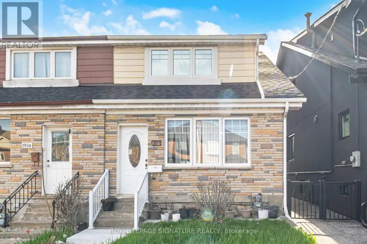 2 - 2000 DUFFERIN STREET, Toronto (Caledonia-Fairbank), Ontario M6E3R2