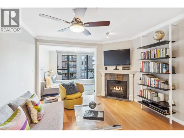 206 175 E 10TH STREET, North Vancouver, British Columbia V7L4W1