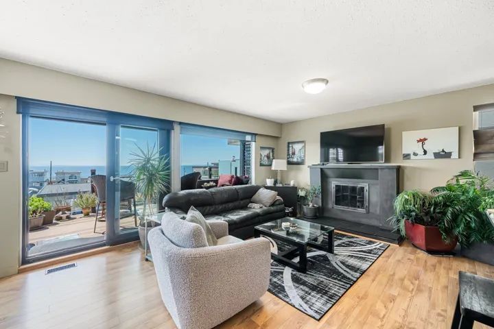 15556 COLUMBIA AVENUE, White Rock, British Columbia V4B1K4