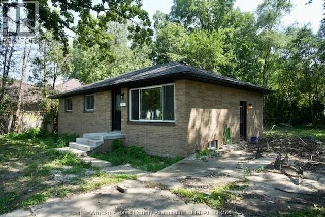 955 ROSELAND, Windsor, Ontario N9G1T9