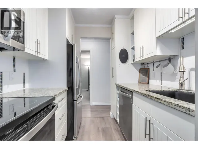 303 2004 FULLERTON AVENUE, North Vancouver, British Columbia V7P3G8