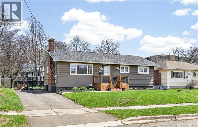 15 Bissett Avenue, Moncton, New Brunswick E1E2S8