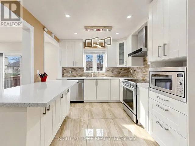 86 HOWLETT AVENUE, Newmarket (Huron Heights-Leslie Valley), Ontario L3Y5S5