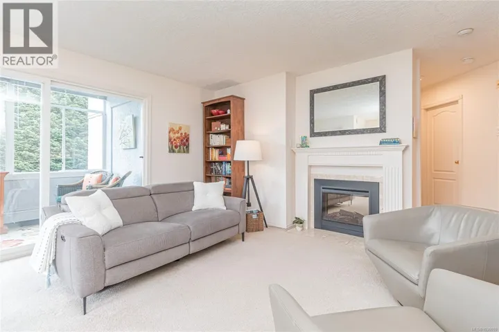 208 3931 Shelbourne St, Saanich, British Columbia V8P4H9