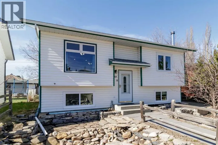 39 Cedar Crescent, Lacombe, Alberta T4L1V1