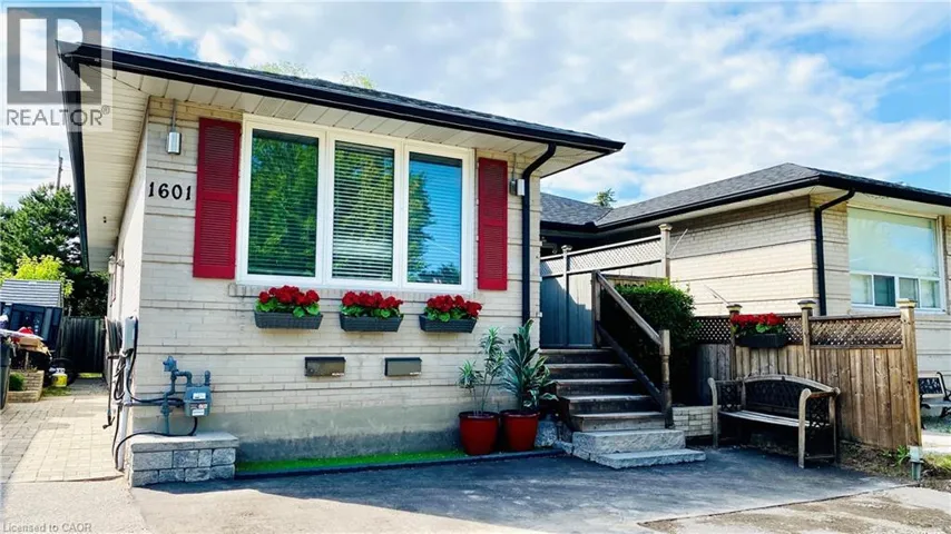 1601 SANDGATE Crescent, Mississauga, Ontario L5J2E3