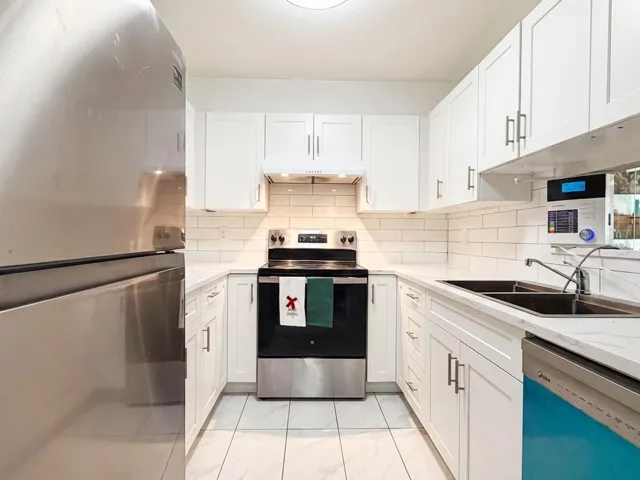 307 9942 151 STREET, Surrey, British Columbia V3R0V4