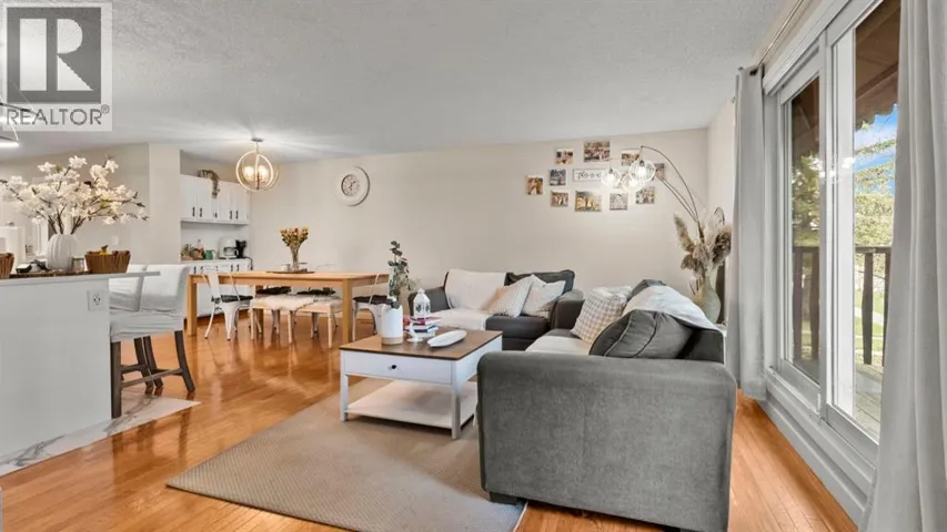 2416 Woodview Drive SW, Calgary, Alberta T2W4X7