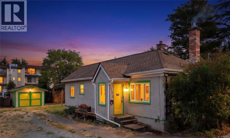 1256 Walnut St, Victoria, British Columbia V8T1N6
