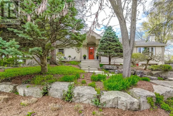 121 ELGIN STREET, Hamilton (Waterdown), Ontario L0R2H0