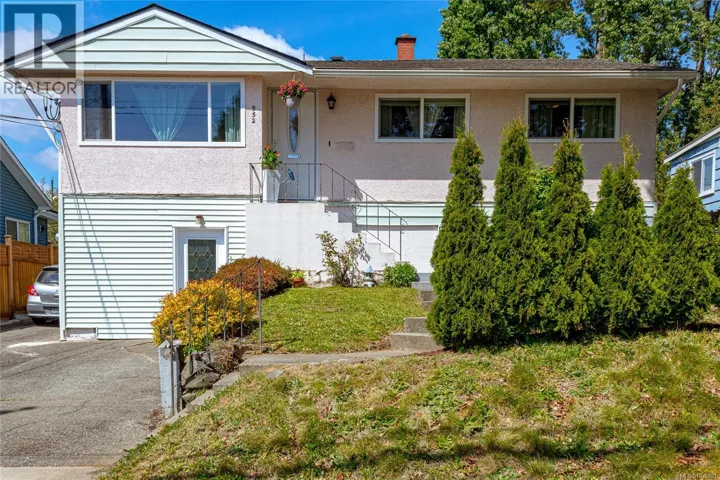 952 Tattersall Dr, Saanich, British Columbia V8X2W9