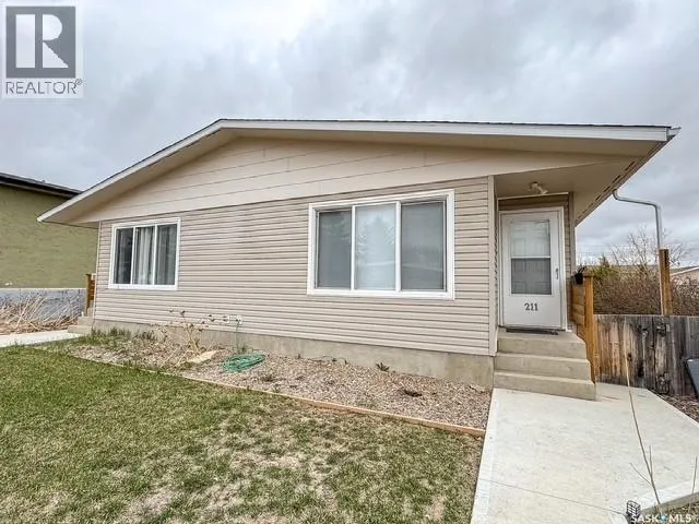 211 & 215 18th AVENUE NE, Swift Current, Saskatchewan S9H2Y2