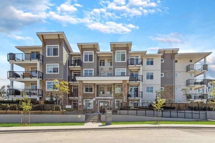 405 19940 BRYDON CRESCENT, Langley, British Columbia V3A0K8