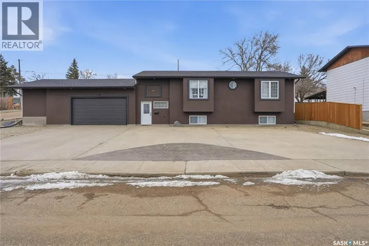 1068 Athabasca STREET W, Moose Jaw, Saskatchewan S6H2E6