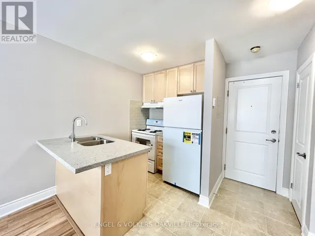 204 - 11 THIRTY THIRD STREET, Toronto (Long Branch), Ontario M8W3G7