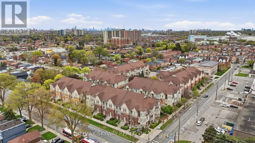15 - 11 PINE STREET, Toronto (Weston), Ontario M9N0A6