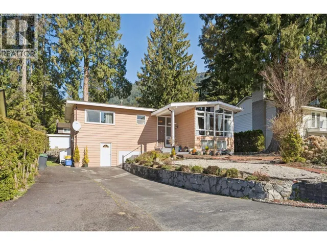 922 CANYON BOULEVARD, North Vancouver, British Columbia V7R2J8