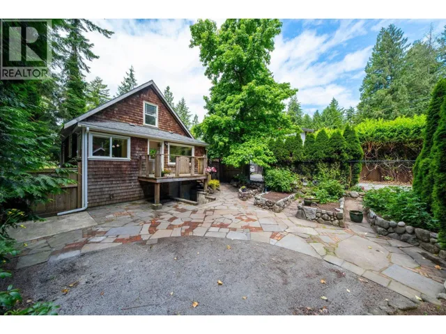 1075 GLADWIN DRIVE, North Vancouver, British Columbia V7R1A1