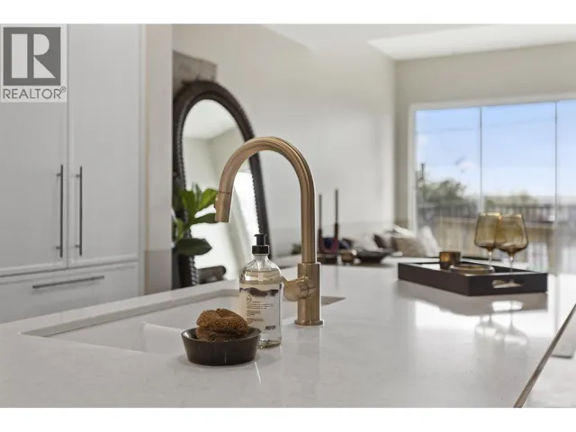 107 602 E 2ND STREET, North Vancouver, British Columbia V7L1G7