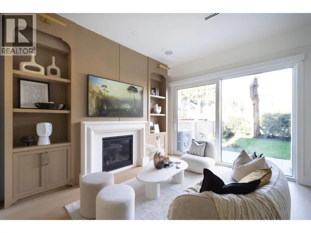 1 864 E 16TH AVENUE, Vancouver, British Columbia V5T2V6