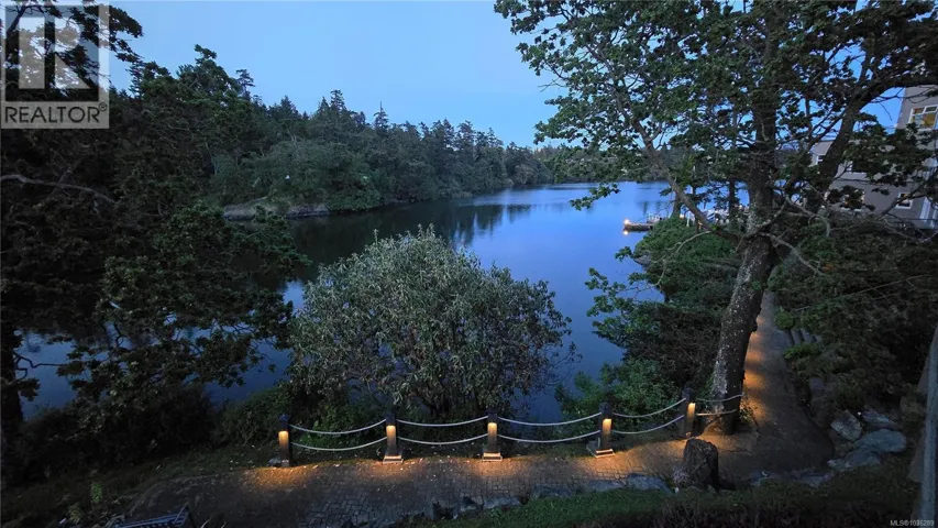 104 1085 Tillicum Rd, Esquimalt, British Columbia V9A7M3