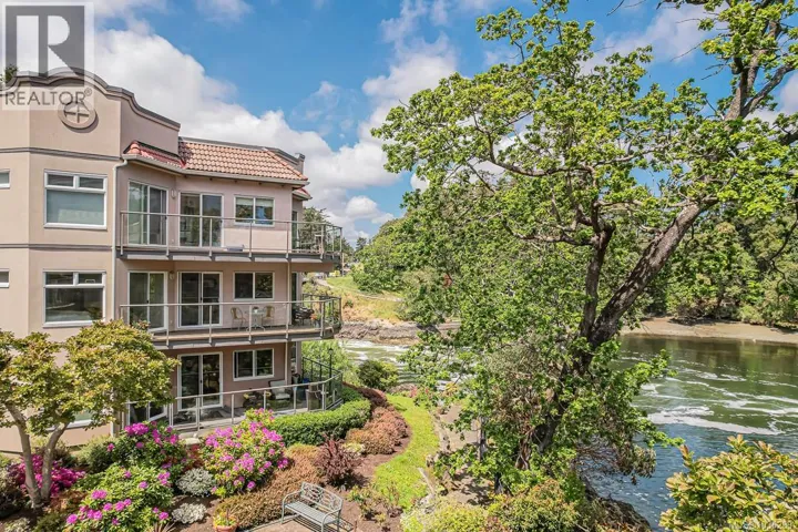 104 1085 Tillicum Rd, Esquimalt, British Columbia V9A7M3