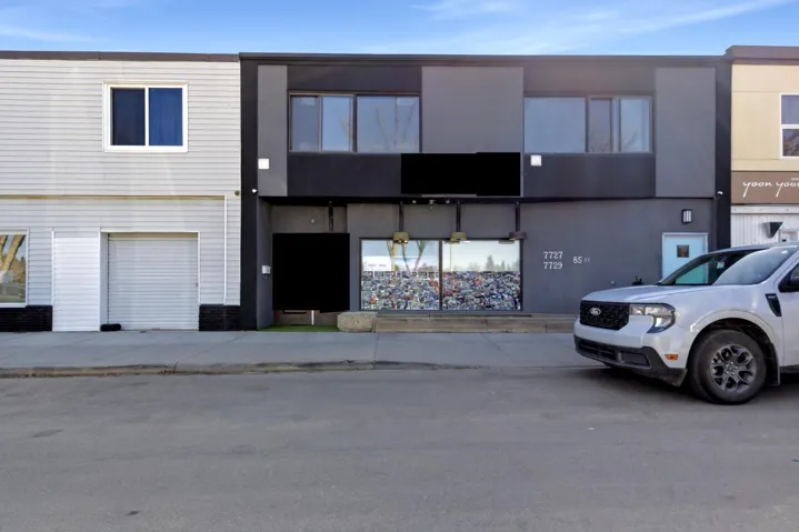 7727 85 St, Edmonton, Alberta T6C3B4