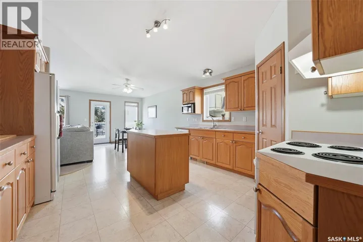 11 Columbia DRIVE, Saskatoon, Saskatchewan S7K1E3
