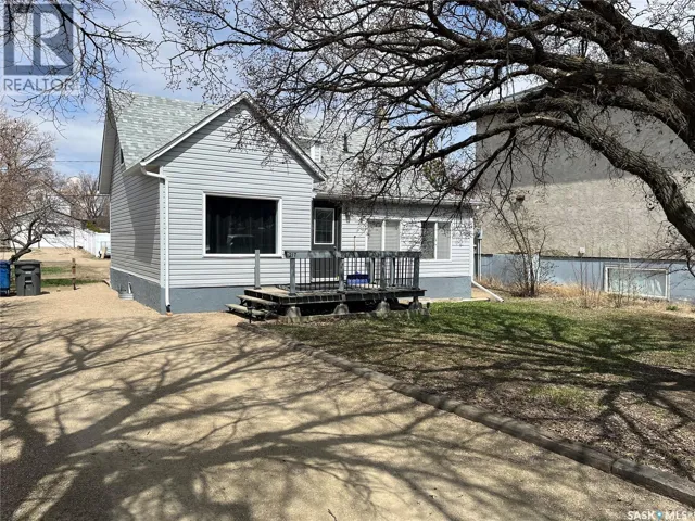 W 217 4th AVENUE W, Gravelbourg, Saskatchewan S0H1X0